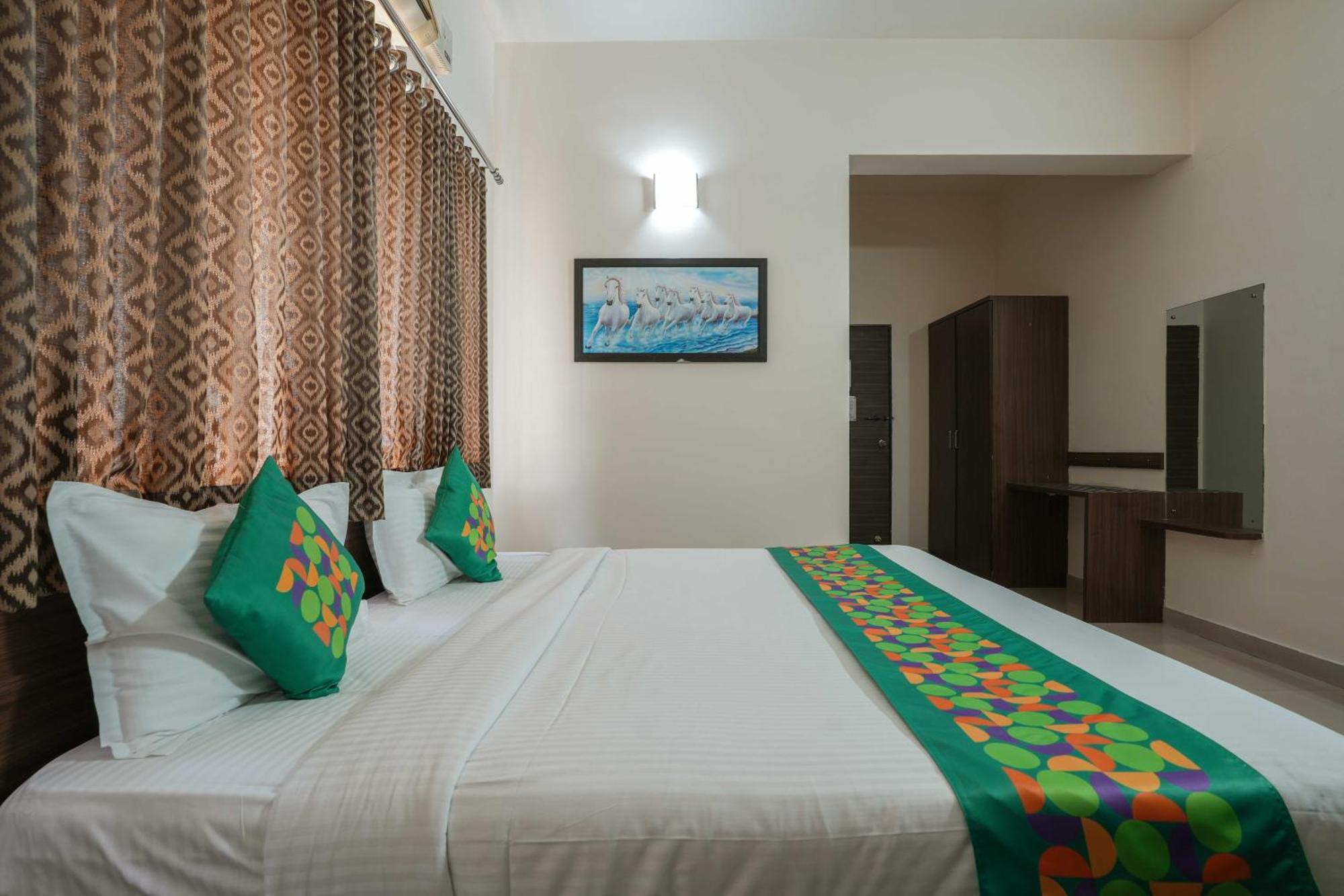 Treebo Pappilon Palace - Pvs Circle มังคาลอร์ ภายนอก รูปภาพ
